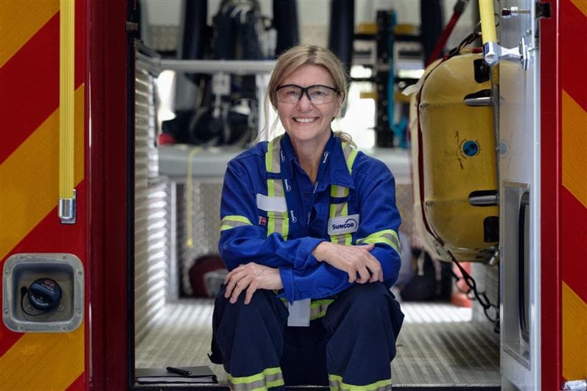 Une travailleuse, Kelly McCaig, est assise dans un camion d'incendie à la raffinerie de Sarnia.