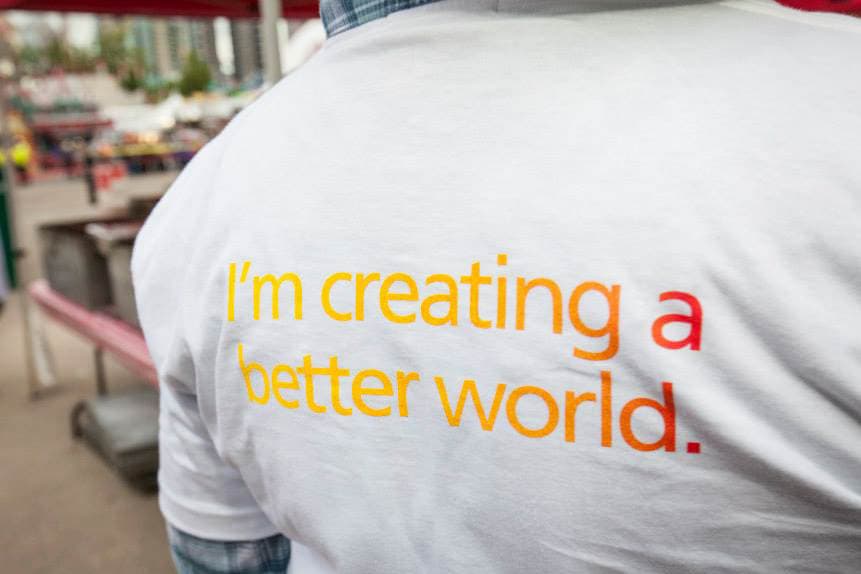T-shirt blanc avec une écriture indiquant que je crée un monde meilleur