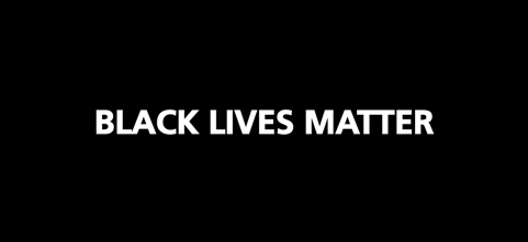 Bannière noire avec écriture blanche qui lit Black Lives Matter