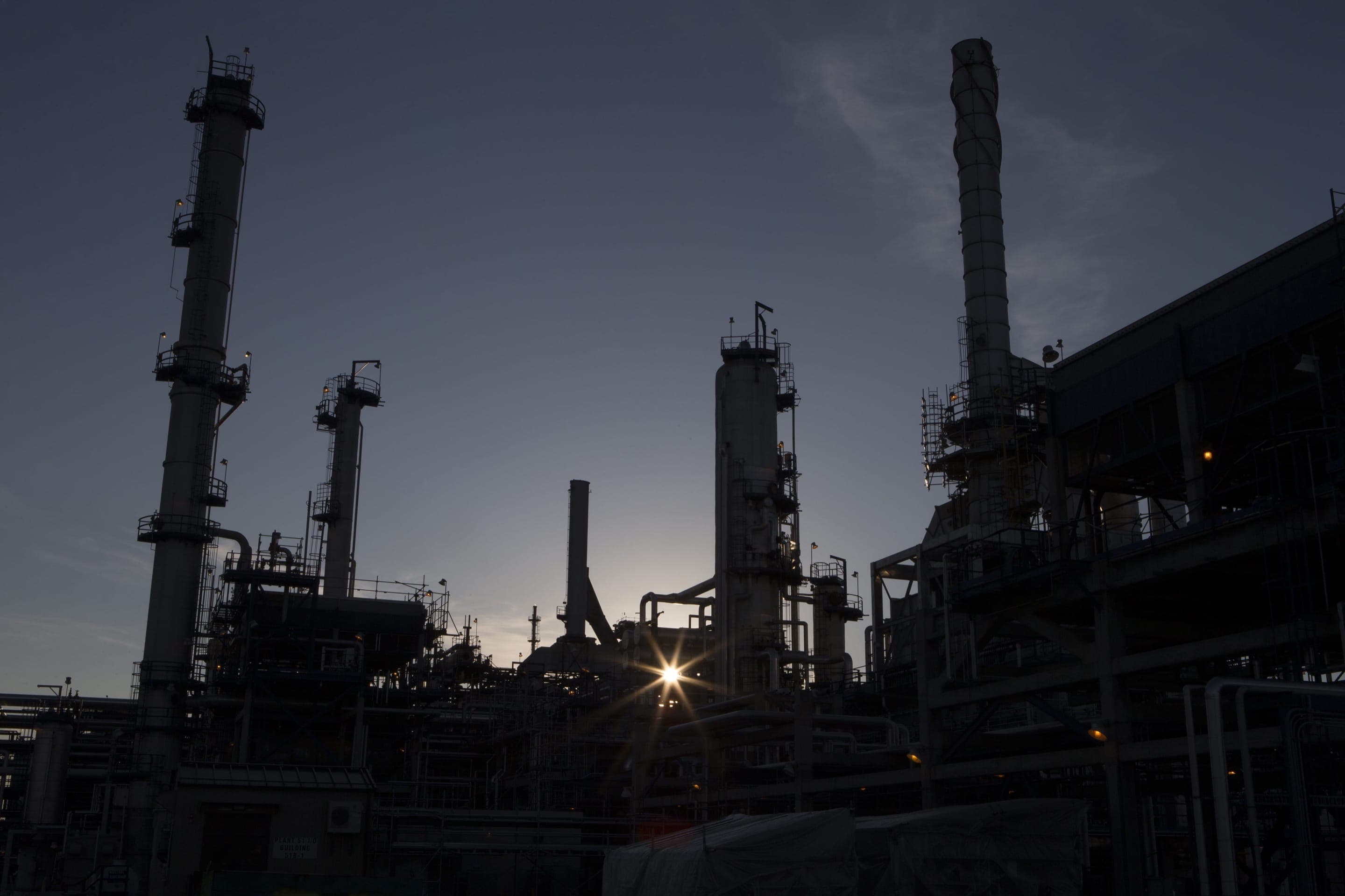 La raffinerie de Suncor à Edmonton au coucher du soleil.