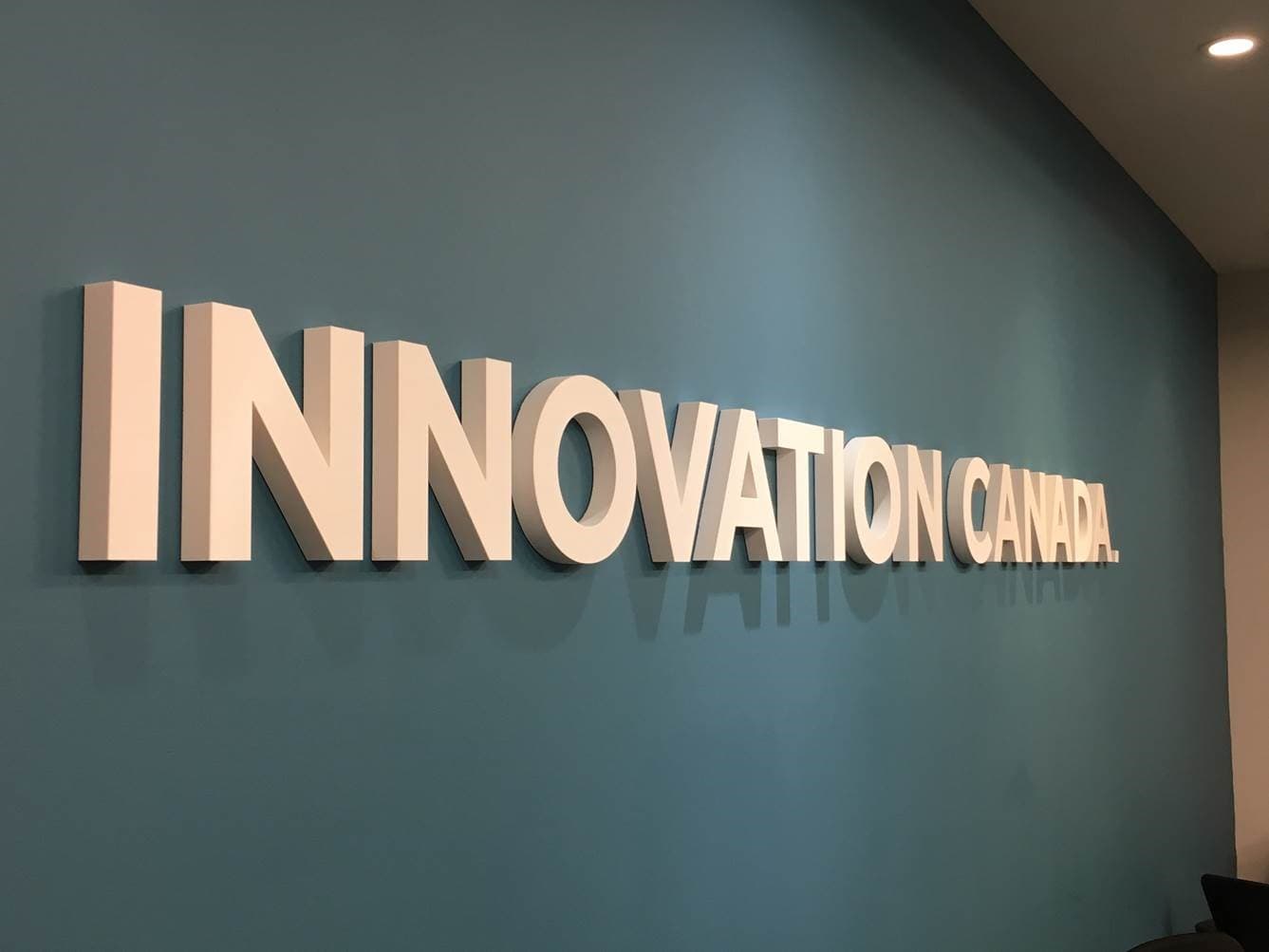 innovation canada signe sur un mur bleu
