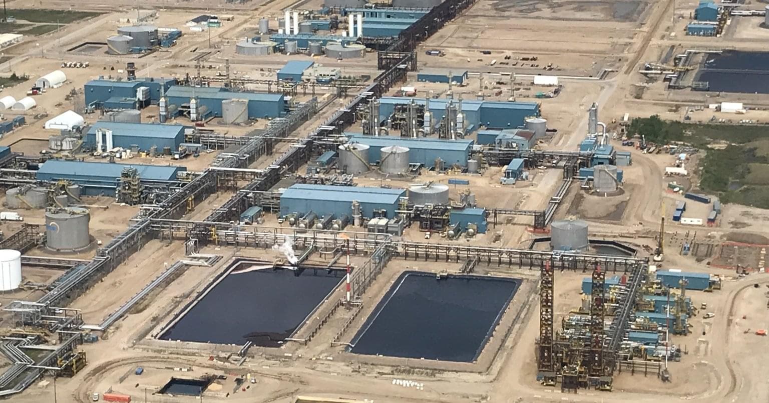 Une vue aérienne du projet in situ Firebag de Suncor, qui inclut des installations industrielles, des réservoirs de stockage, des chemins de terre et des pipelines. 