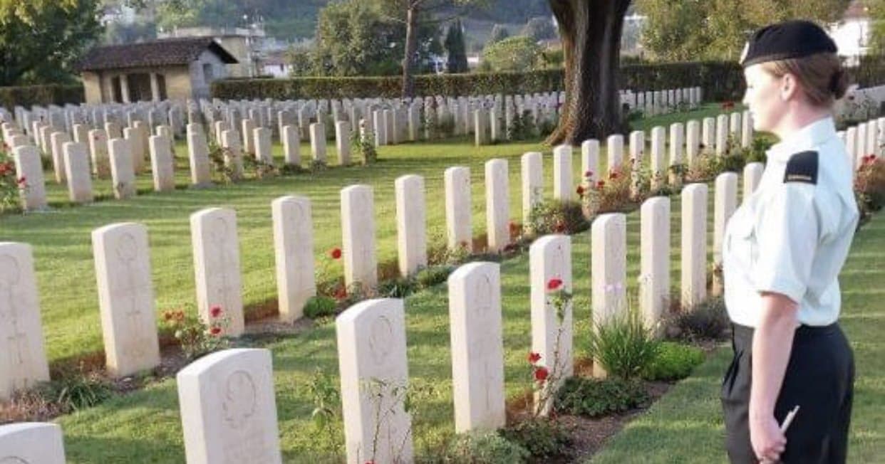 La caporale Larter rend hommage aux soldats canadiens tombés au combat dans un cimetière en Italie