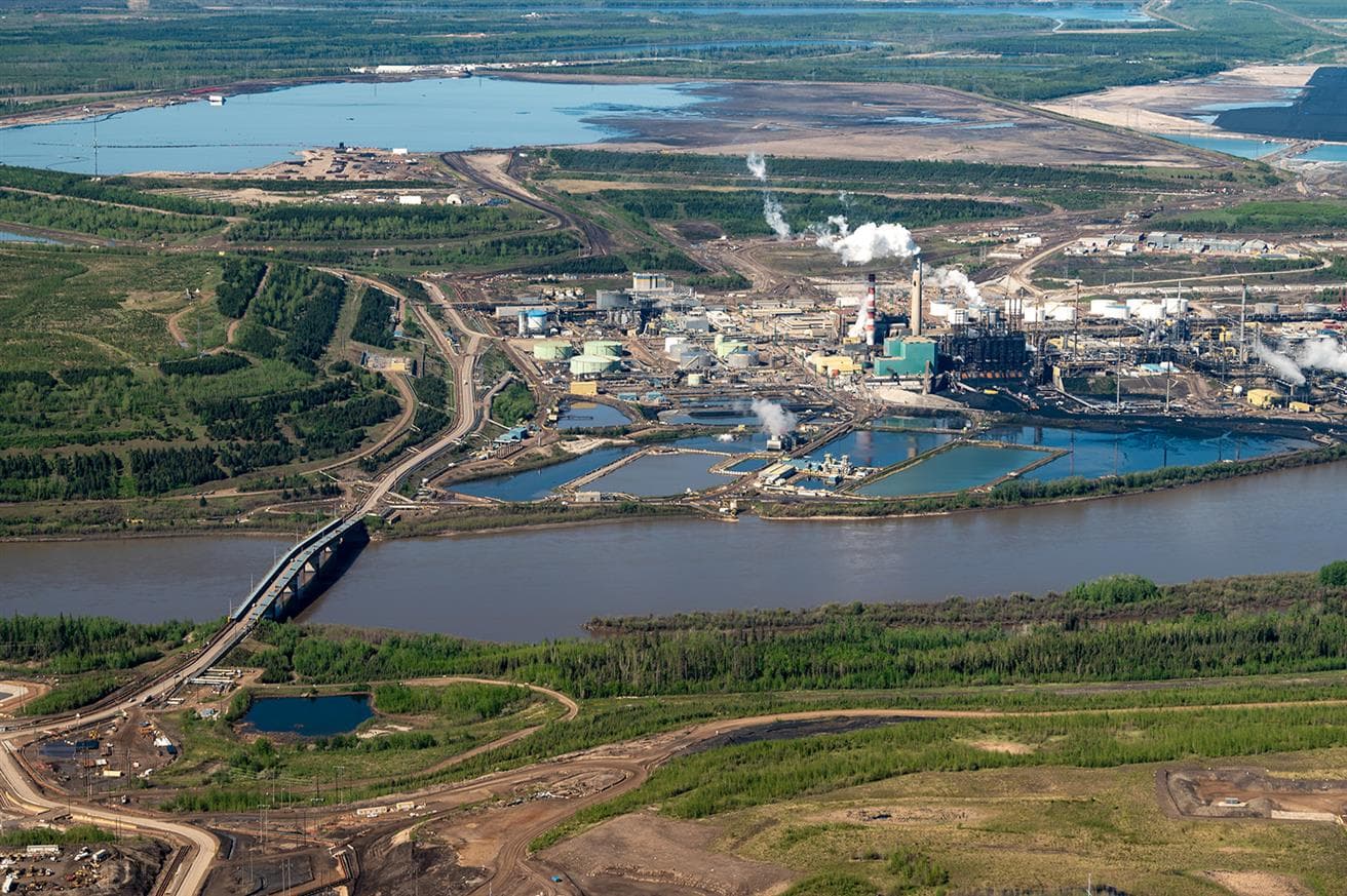 Aerial view of Suncor’s Base Plant operations 