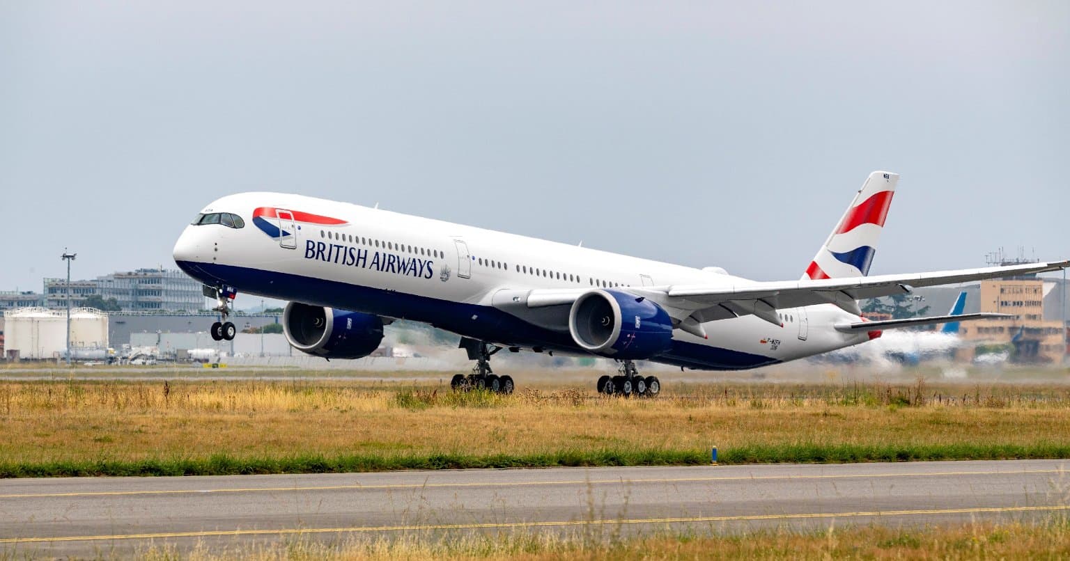 Avion de British Airways sur la piste avec les roues avant décollant