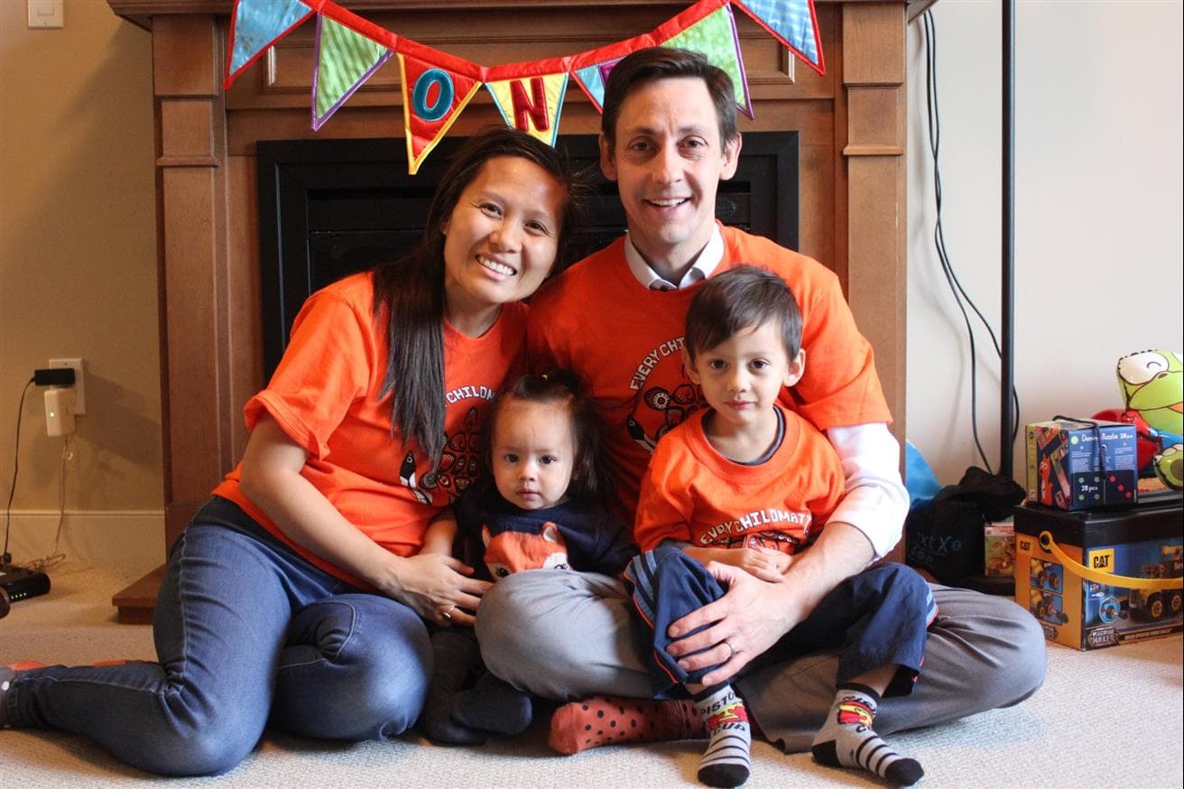 L'employé de Suncor, David Johnson, l'un des fondateurs du réseau d'inclusion des employés autochtones de Suncor, et sa famille portant des chemises orange pour soutenir la journée Chaque enfant compte