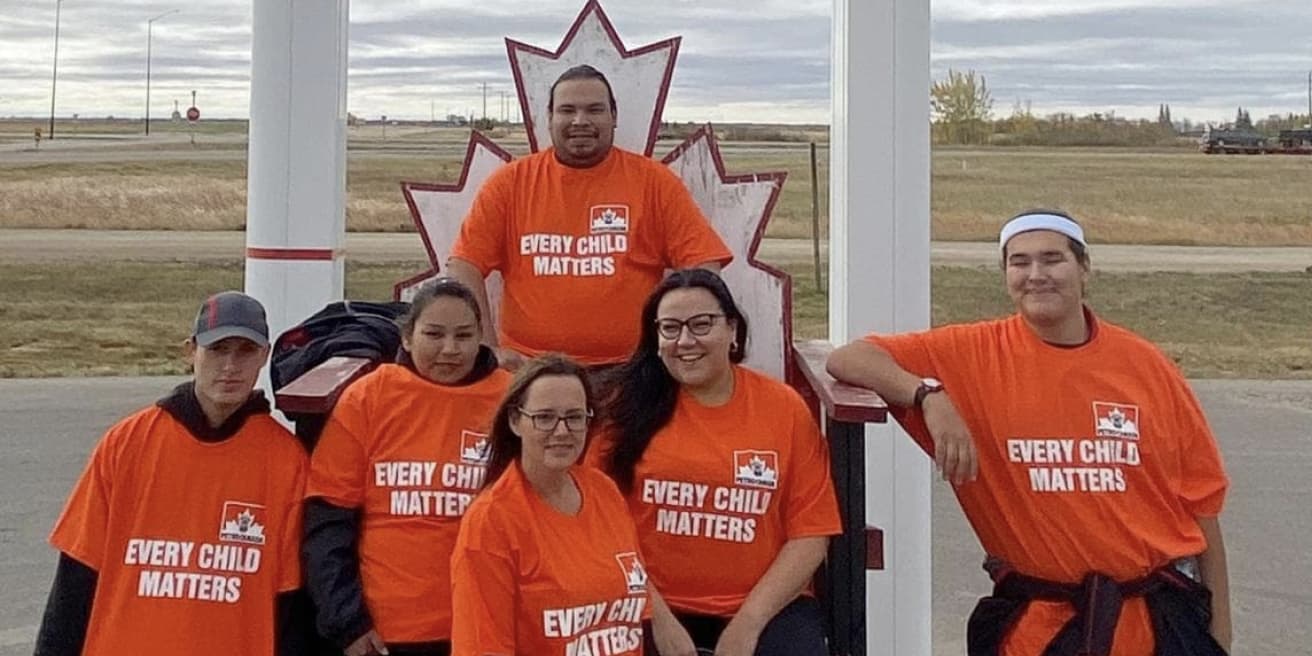 Les membres de Sioux Valley Petro-Canada participent à la Journée du chandail orange"