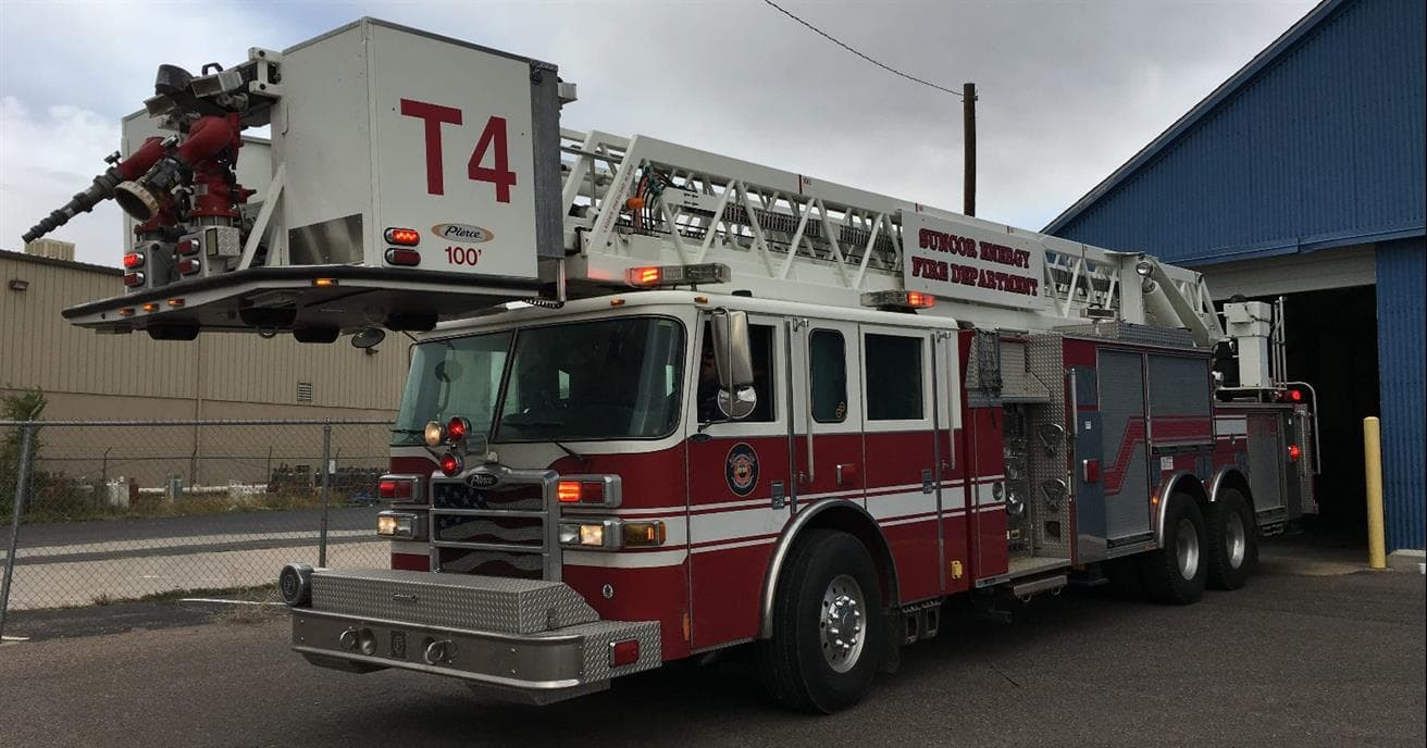  L'ajout récent d'un camion d'incendie Pierce Platform de 100 pieds améliorera les capacités de nos équipes internes d'incendie et de sauvetage.