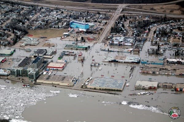  Certaines parties du centre-ville de Fort McMurray ont subi d'importantes inondations au printemps 2020.