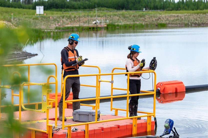 L'écologiste Carla Wytrykush mène des recherches et des activités de surveillance à Base Mine Lake, une ancienne mine de sables bitumineux de Syncrude en cours de remise en état dans le cadre de la première démonstration commerciale de l'industrie d'un lac de kettle.