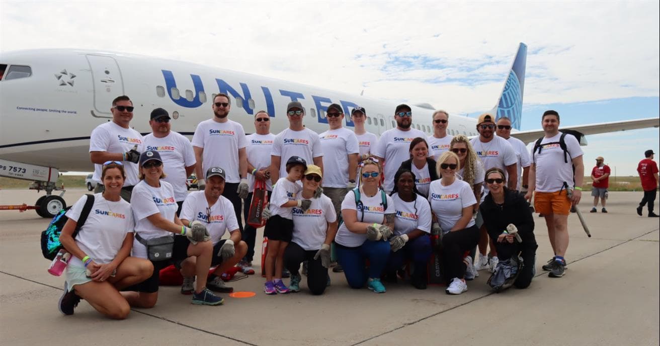 El equipo de Suncor en Commerce City se congregó  alrededor del avión de United Airlines para el jalado del avión