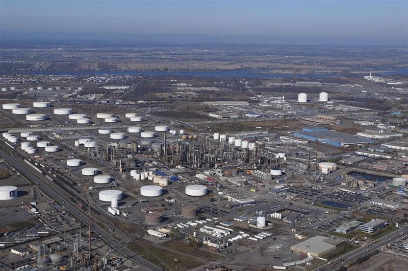 Image aérienne de la raffinerie Suncor de Montréal